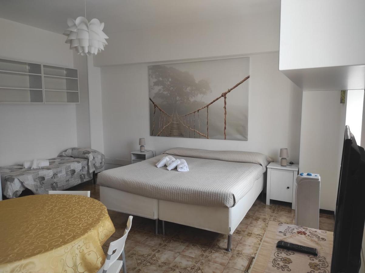 Monolocali Da Vinci Hotell Falconara Marittima Exteriör bild