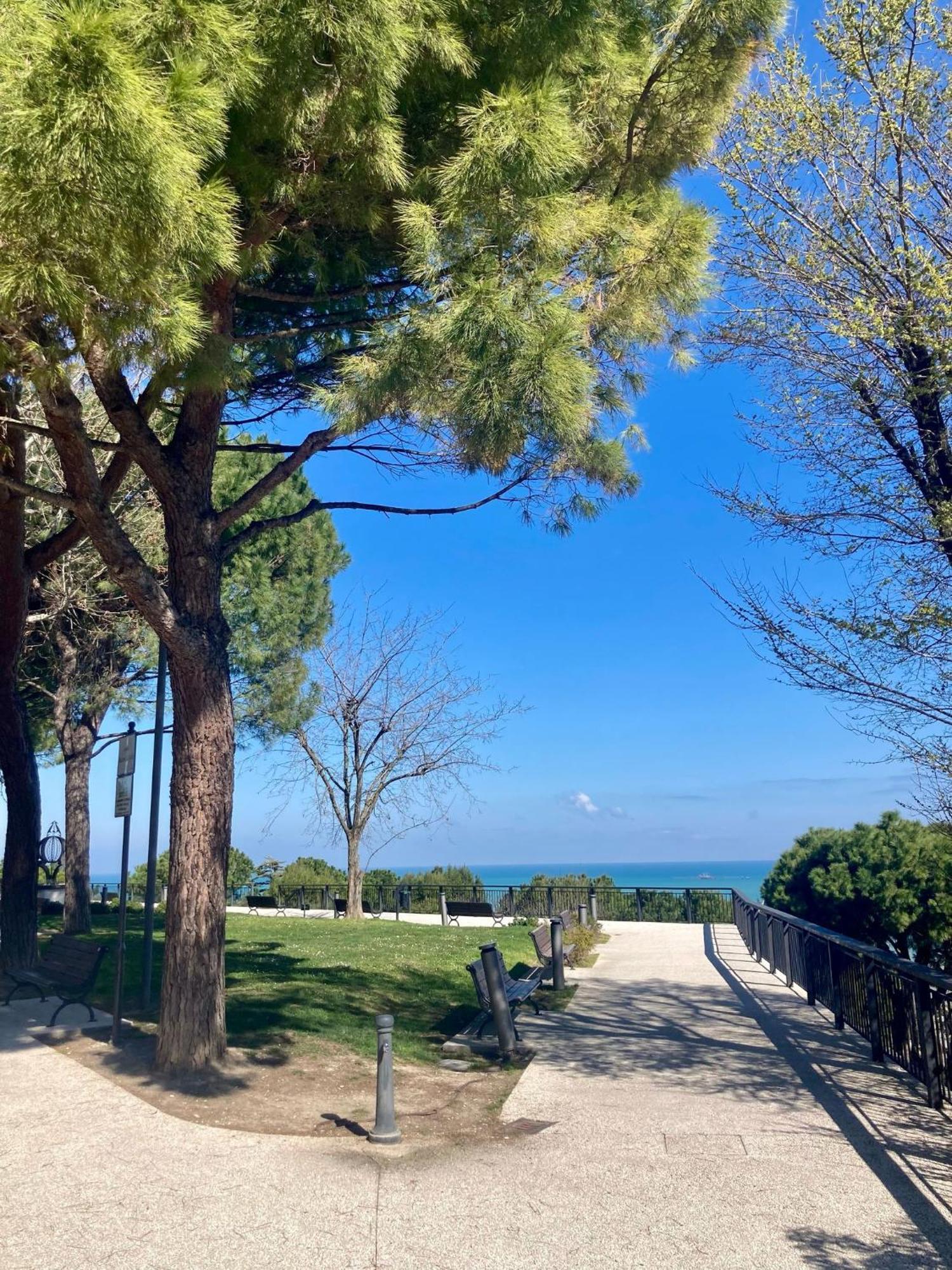 Monolocali Da Vinci Hotell Falconara Marittima Exteriör bild